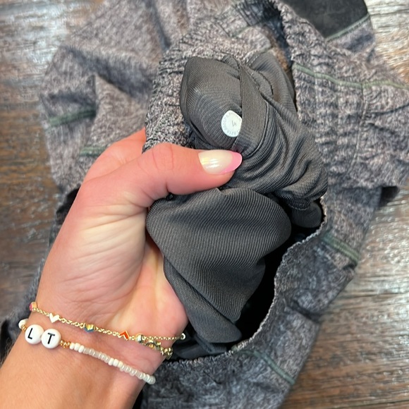 🪩Grey Lululemon Hotty Hots! Size 4! 4inch inseam! Like new!🪩 - Picture 10 of 12